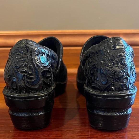 BOC Born Peggy Clogs Black Tooled Leather Floral, Nurse, Size 8 Wide - Picture 9 of 9